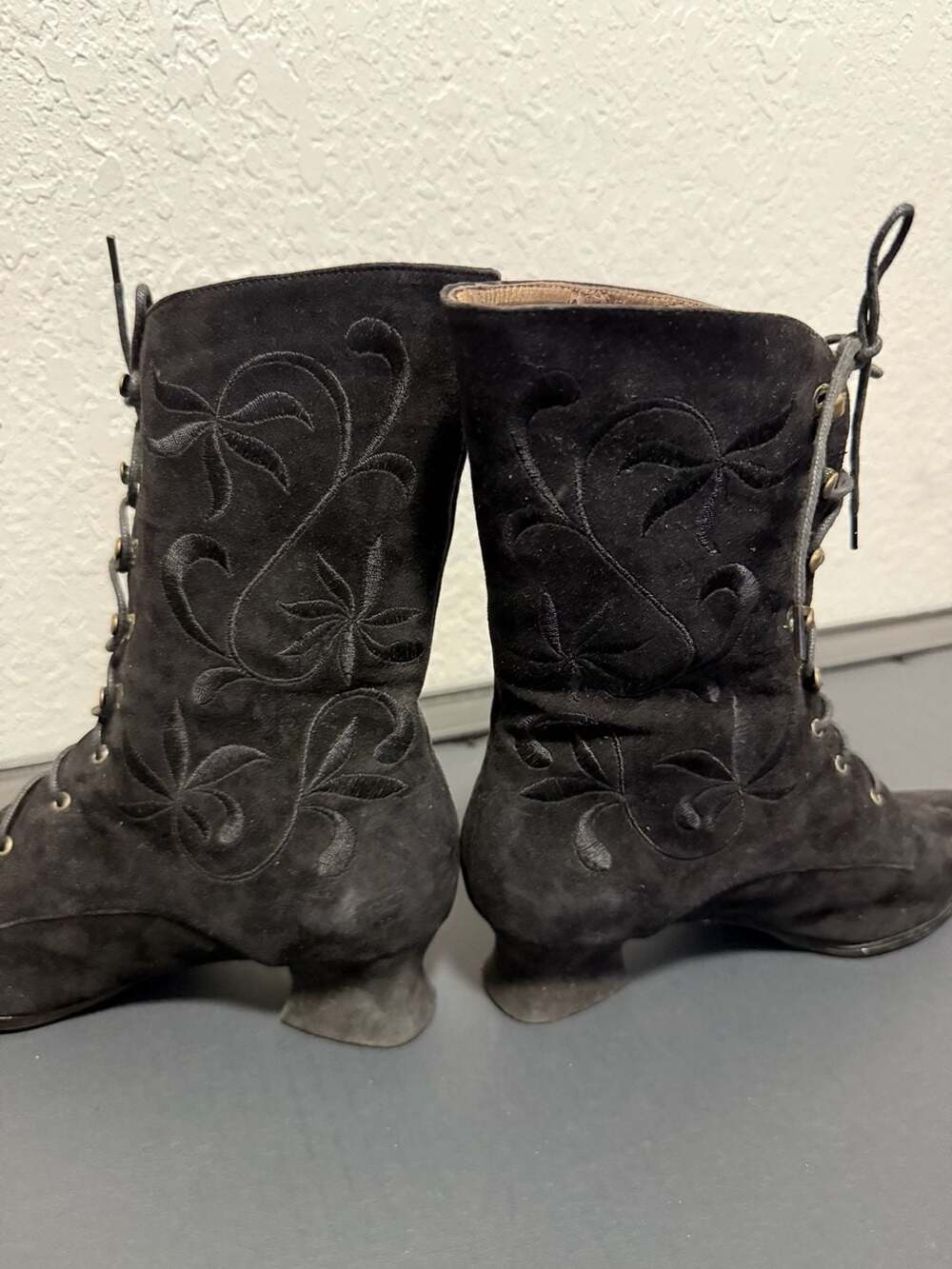 YFA Vintage Style Embroidered Lace-Up Victorian Kitten Heel Boots